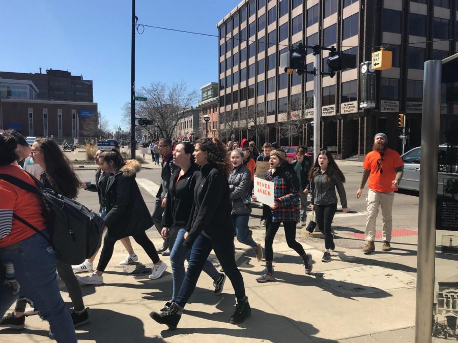 Students+walk+to+city+hall.