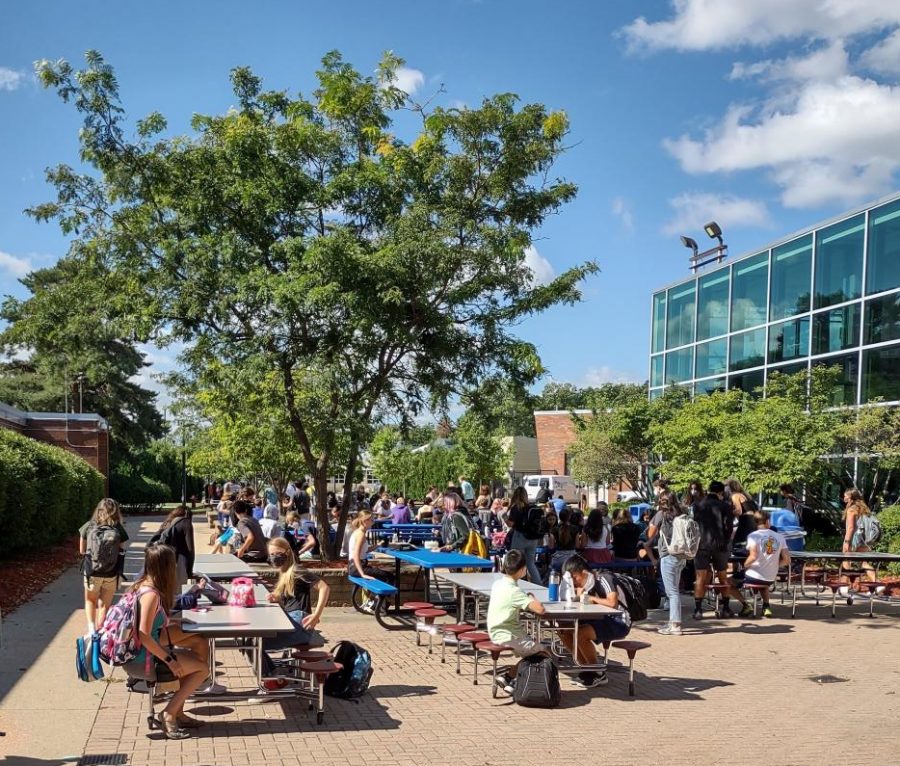 With a large number of students deciding to eat outside, social distancing has been a difficult practice both indoors and outdoors.