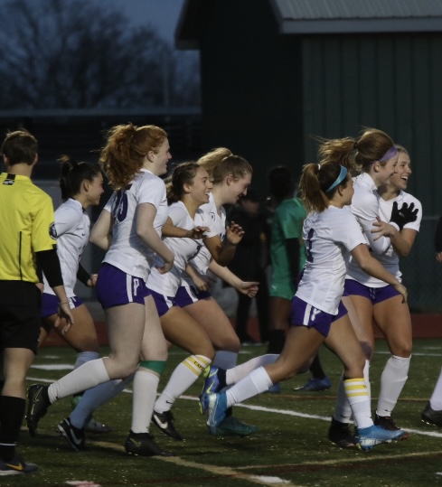 The 2021-22 women's soccer team.