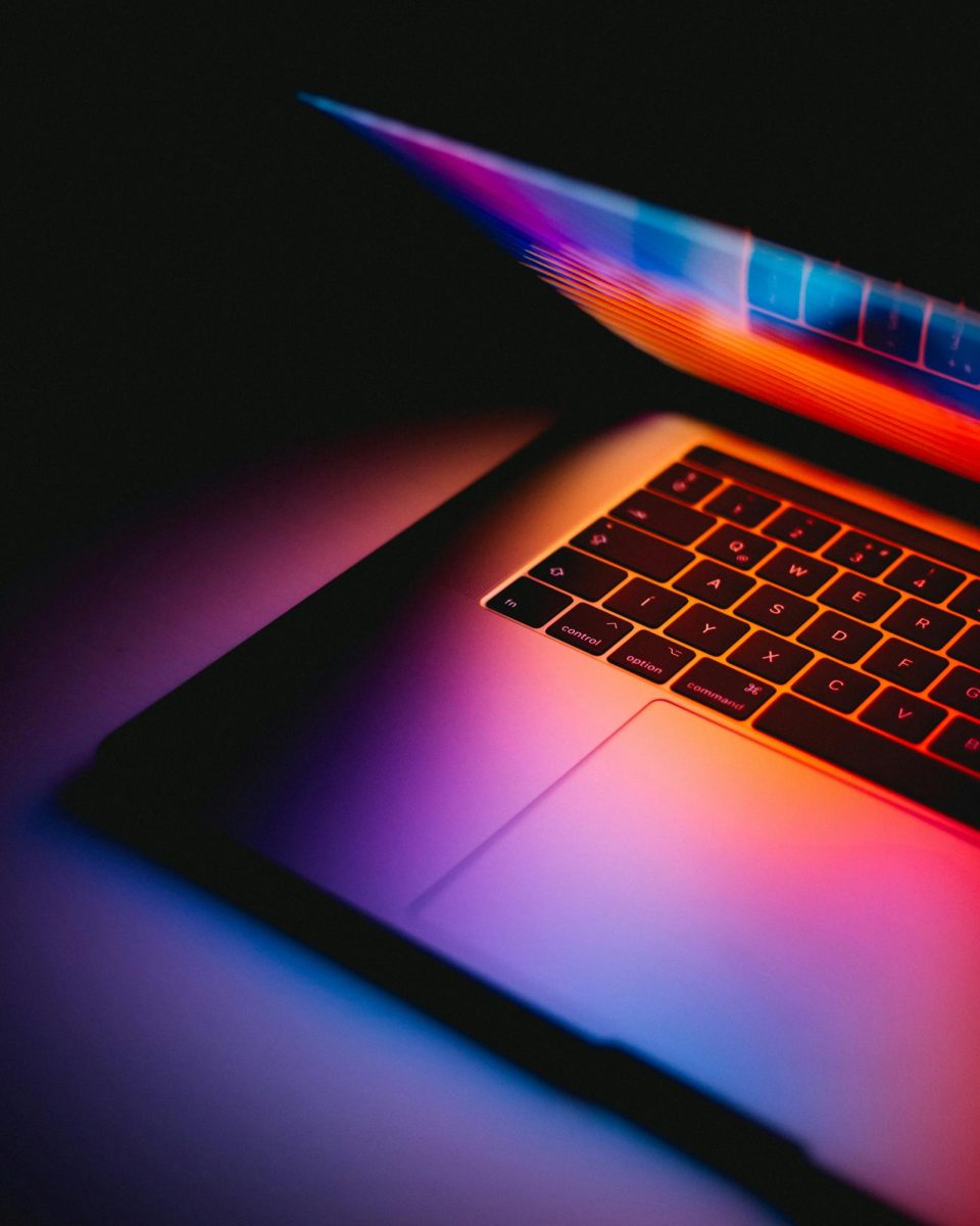 Macbook policy raises hopes and fears in Pioneer community